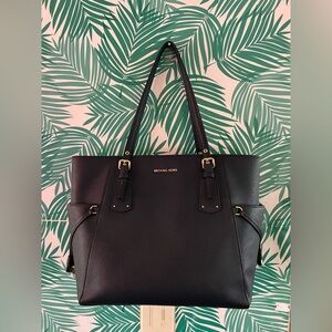 Michael Kors Voyager bag Saffiano leather large bag/ tote navy an gold hardware